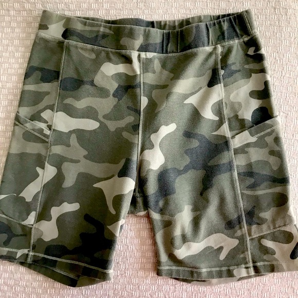 Monrow Pants - Monrow women Khaki Short. Size Large. Good condition. Lightweight. Cotton blend